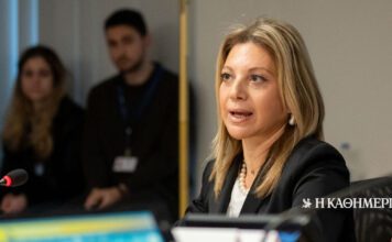 Ενα βήμα πίσω από την Καρυστιανού