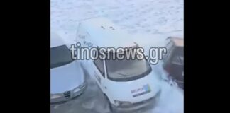 Η κακοκαιρία σαρώνει την Τήνο: Κύματα κατακλύζουν το λιμάνι – Αυτοκίνητα παρασύρθηκαν και συγκρούστηκαν μεταξύ τους