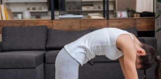 Ύπνος: 7 απλές ασκήσεις διατάσεων για να μειώσουμε την ένταση πριν το κρεβάτι