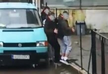 Αιτωλοακαρνανία: Πλημμύρες ξανά στο Νεοχώρι – Μαθητές σκαρφάλωσαν σε κάγκελα για να περάσουν τον δρόμο