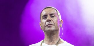 Γιώργος Μαζωνάκης – Επέστρεψε με… μουστάκι στη σκηνή και έμοιαζε με ήρωα το 1821