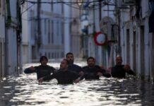 Κακοκαιρία: Ένας πυροσβέστης νεκρός από τις πλημμύρες στην Πορτογαλία – Νέες ισχυρές βροχοπτώσεις στην Ισπανία