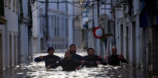 Κακοκαιρία: Ένας πυροσβέστης νεκρός από τις πλημμύρες στην Πορτογαλία – Νέες ισχυρές βροχοπτώσεις στην Ισπανία