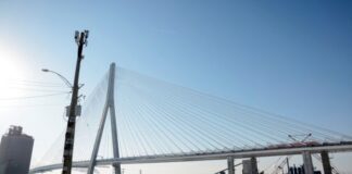 Ο Τραμπ απειλεί να μπλοκάρει το άνοιγμα γέφυρας που συνδέει ΗΠΑ-Καναδά – Ζητά μερίδιο από τα έσοδα