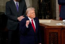 Δημοκρατικοί καταγγέλλουν πως αποκρύφθηκαν έγγραφα της υπόθεσης Έπσταϊν που αφορούσαν τον Τραμπ