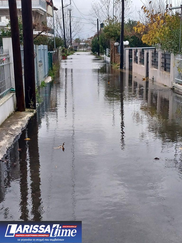 Πλημμύρισαν ξανά μετά 2 μήνες τα παράλια του δήμου Τεμπών