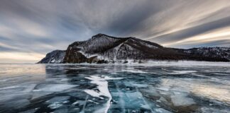 Ρωσία: Κινέζικο τουριστικό λεωφορείο βυθίστηκε σε παγωμένη λίμνη της Σιβηρίας – Τουλάχιστον 7 νεκροί