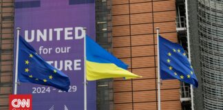 Τέσσερα χρόνια πολέμου: Η ουκρανική σημαία υψώθηκε δίπλα στην ευρωπαϊκή στις Βρυξέλλες
