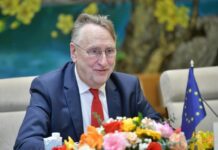 Φωνές για αναβολή της εμπορικής συμφωνίας ΕΕ-ΗΠΑ λόγω εξελίξεων με τους δασμούς Τραμπ