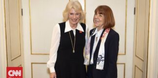 Η Καμίλα συνάντησε την Ζιζέλ Πελικό – «Δεν μπορούσα να αφήσω κάτω το βιβλίο σου»