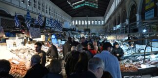 Ανοιχτές μέχρι το μεσημέρι η Βαρβάκειος και το Καπάνι για τα ψώνια της τελευταίας στιγμής