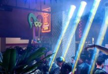 Πατρινό καρναβάλι: Ξέφρενο γλέντι στους πεζόδρομους μετά την παρέλαση των αρμάτων