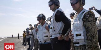 Στο αεροπλανοφόρο «Αβραάμ Λίνκολν» οι Κούσνερ και Γουίτκοφ – Το μήνυμα ισχύος των ΗΠΑ προς Ιράν