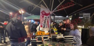 Αγρότες: Προβατίνα, φρούτα και σαλάτες μοιράζονται σε αυτοσχέδια κιόσκια στο Σύνταγμα