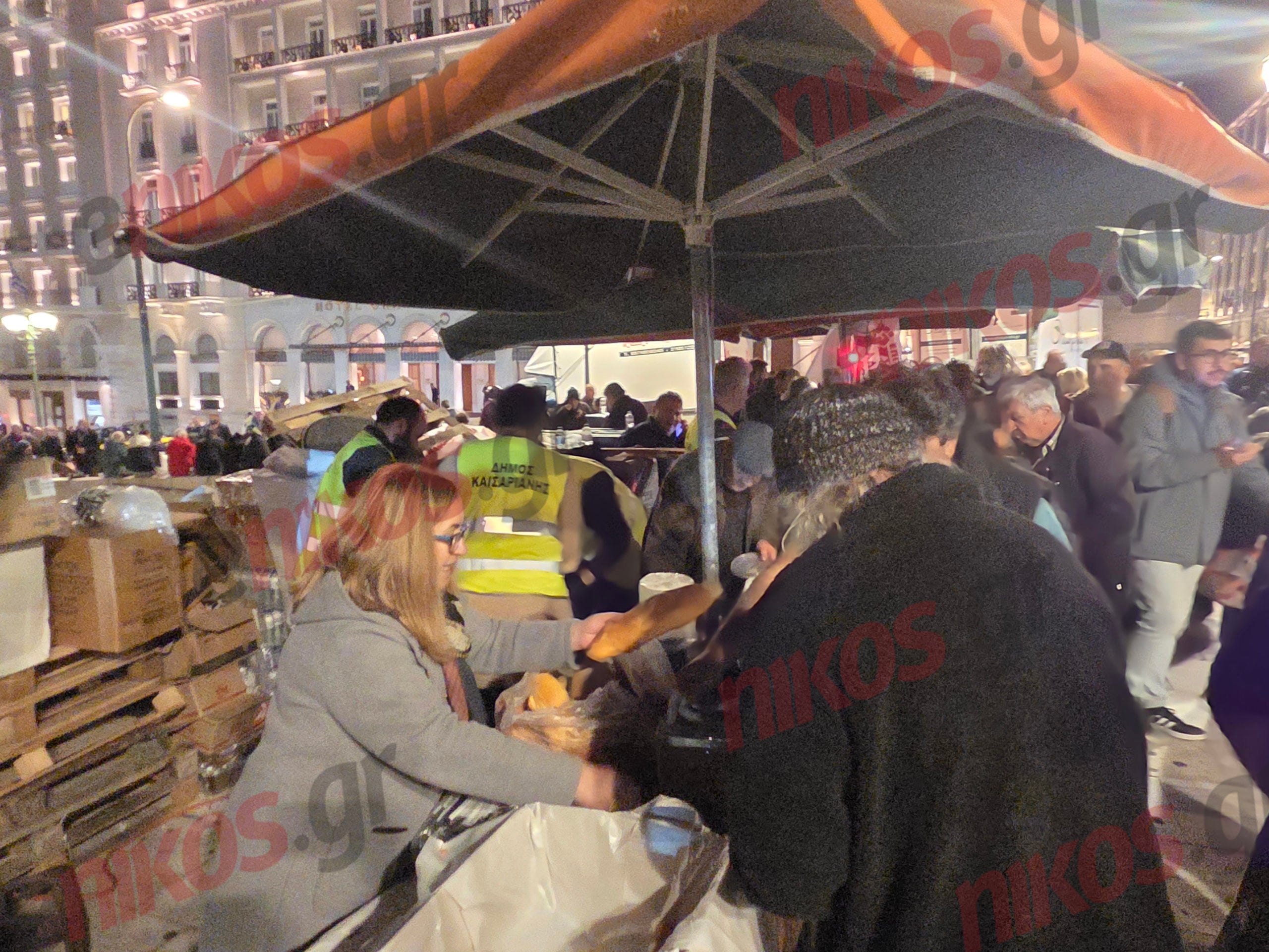 Αγρότες, τρακτέρ, Σύνταγμα, Προβατίνα, φρούτα και σαλάτες