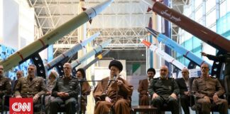 To Ιράν κλείνει τα στενά του Ορμούζ – Ο Χαμενεΐ απειλεί να βυθίσει το αεροπλανοφόρο Lincoln