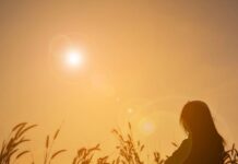 Caroline Myss: «Δεν πονάς από το παρελθόν σου, πονάς επειδή σταμάτησες να αγαπάς»