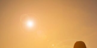 Caroline Myss: «Δεν πονάς από το παρελθόν σου, πονάς επειδή σταμάτησες να αγαπάς»