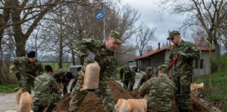 Έπιασαν δουλειά οι Ένοπλες Δυνάμεις στον Έβρο – Στρατιώτες στήνουν αναχώματα στο Τυχερό