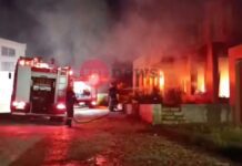 Σε κατ’ οίκον περιορισμό οι τρεις νέοι για τον εμπρησμό επιχείρησης μετά τις μαραθώνιες απολογίες