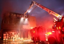 Υπό μερικό έλεγχο η φωτιά σε αποθήκη εταιρείας αθλητικών ειδών