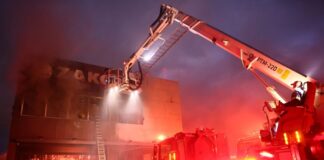 Υπό μερικό έλεγχο η φωτιά σε αποθήκη εταιρείας αθλητικών ειδών