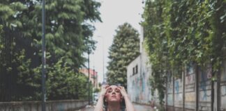 «Κάνω ψυχικό»: Η ναρκισσιστική υπεροχή του ευεργέτη