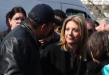 Διαψεύδει τα περί «έντασης» με την Μαρία Καρυστιανού στο συλλαλητήριο για τα Τέμπη