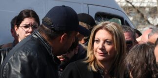 Διαψεύδει τα περί «έντασης» με την Μαρία Καρυστιανού στο συλλαλητήριο για τα Τέμπη