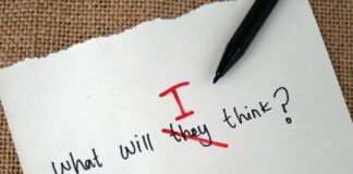 Ο χαμαιλέοντας που ευχαριστεί: Η ψυχολογία πίσω από την ανάγκη για αποδοχή