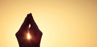 Caroline Myss: «Η εποχή των σωτήρων γεννιέται από την απώλεια πίστης στο ιερό»