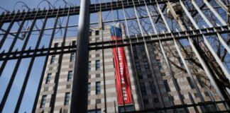 Νότια Κορέα: Καταδικάζει την ανάρτηση πανό στη ρωσική πρεσβεία με το μήνυμα «η νίκη θα είναι δική μας»