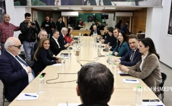 ΠΑΣΟΚ: Ζάλη σε περιστρεφόμενη πόρτα