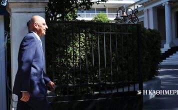 Θεωρείο: Ο Δένδιας στον «πρωινό καφέ»