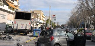 Βίντεο ντοκουμέντο από την τρελή πορεία του φορτηγού που «καρφώθηκε» σε σταθμευμένα οχήματα