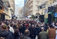 Το τσικνίζουν για τα καλά στη Θεσσαλονίκη: Σουβλάκια παντού, χορός και αποκριάτικες στολές