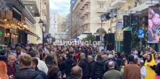 Το τσικνίζουν για τα καλά στη Θεσσαλονίκη: Σουβλάκια παντού, χορός και αποκριάτικες στολές