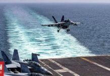 Πυραύλους κατά του αεροπλανοφόρου Abraham Lincoln λέει ότι εκτόξευσε το Πολεμικό Ναυτικό του Ιράν