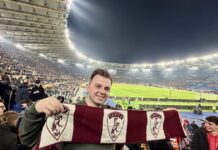 Σήκωσε το κασκόλ της ΑΕΛ μπροστά σε 66.000 φιλάθλους! (Φώτο)