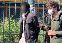 Στη φυλακή ο Σουδανός για το περιστατικό με τις χειροβομβίδες έξω από τη ΓΑΔΑ – «Δεν είχα πρόθεση να ανατιναχθώ», είπε στην απολογία του