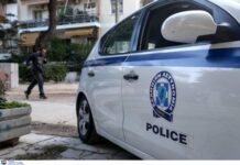 Αυτοκίνητο συγκρούστηκε με μηχανή και μετά προσέκρουσε σε κατάστημα