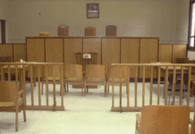 Πέταξαν τα μπάζα του σεισμού στον Τιταρήσιο