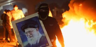 Η δολοφονία του Χαμενεΐ αφήνει τον «άξονα» του Ιράν στο χάος