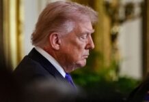 Εξάνθημα στον λαιμό του Τραμπ «φουντώνει» ξανά τα σενάρια για προβλήματα υγείας