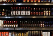 Πολωνία: Η Βαρσοβία απαγορεύει το αλκοόλ τις νυχτερινές ώρες για να περιορίσει την κατανάλωση