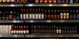 Πολωνία: Η Βαρσοβία απαγορεύει το αλκοόλ τις νυχτερινές ώρες για να περιορίσει την κατανάλωση