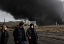 ΠΟΥ: Προειδοποιεί για κινδύνους στην υγεία από τη «μαύρη βροχή» στο Ιράν