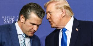 Ο Τραμπ έδειξε τον Χέγκσεθ για την επίθεση στο Ιράν – To αμήχανο χαμόγελο του υπουργού Πολέμου