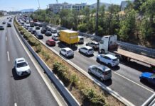 Μετ’ εμποδίων η κυκλοφορία στις εξόδους των Εθνικών Οδών και τον Πειραιά – Καθυστερήσεις στην Αττική Οδό
