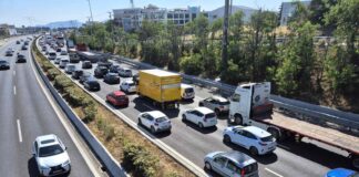Μετ’ εμποδίων η κυκλοφορία στις εξόδους των Εθνικών Οδών και τον Πειραιά – Καθυστερήσεις στην Αττική Οδό